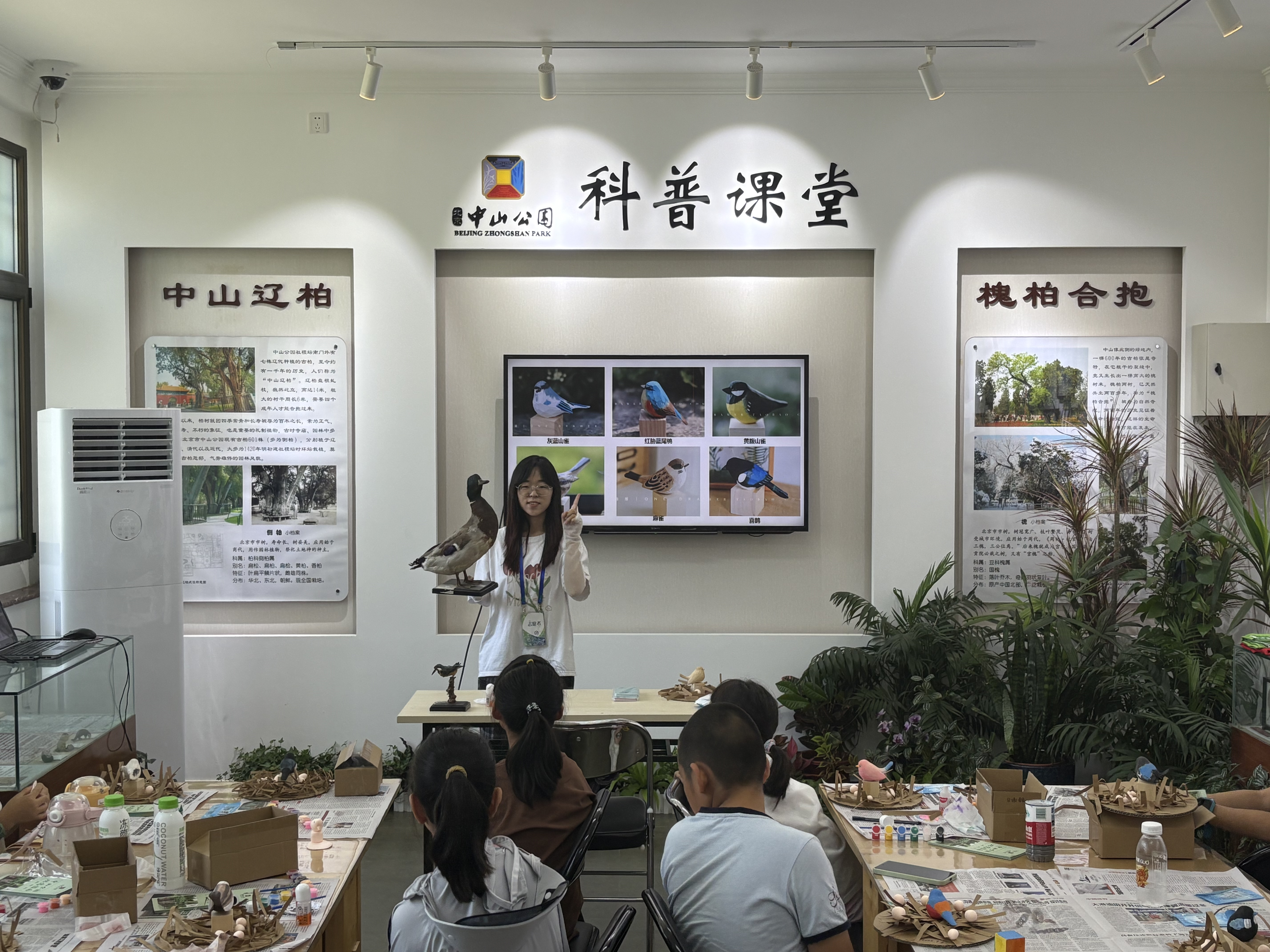 学生志愿者讲解鸟类科普知识.png