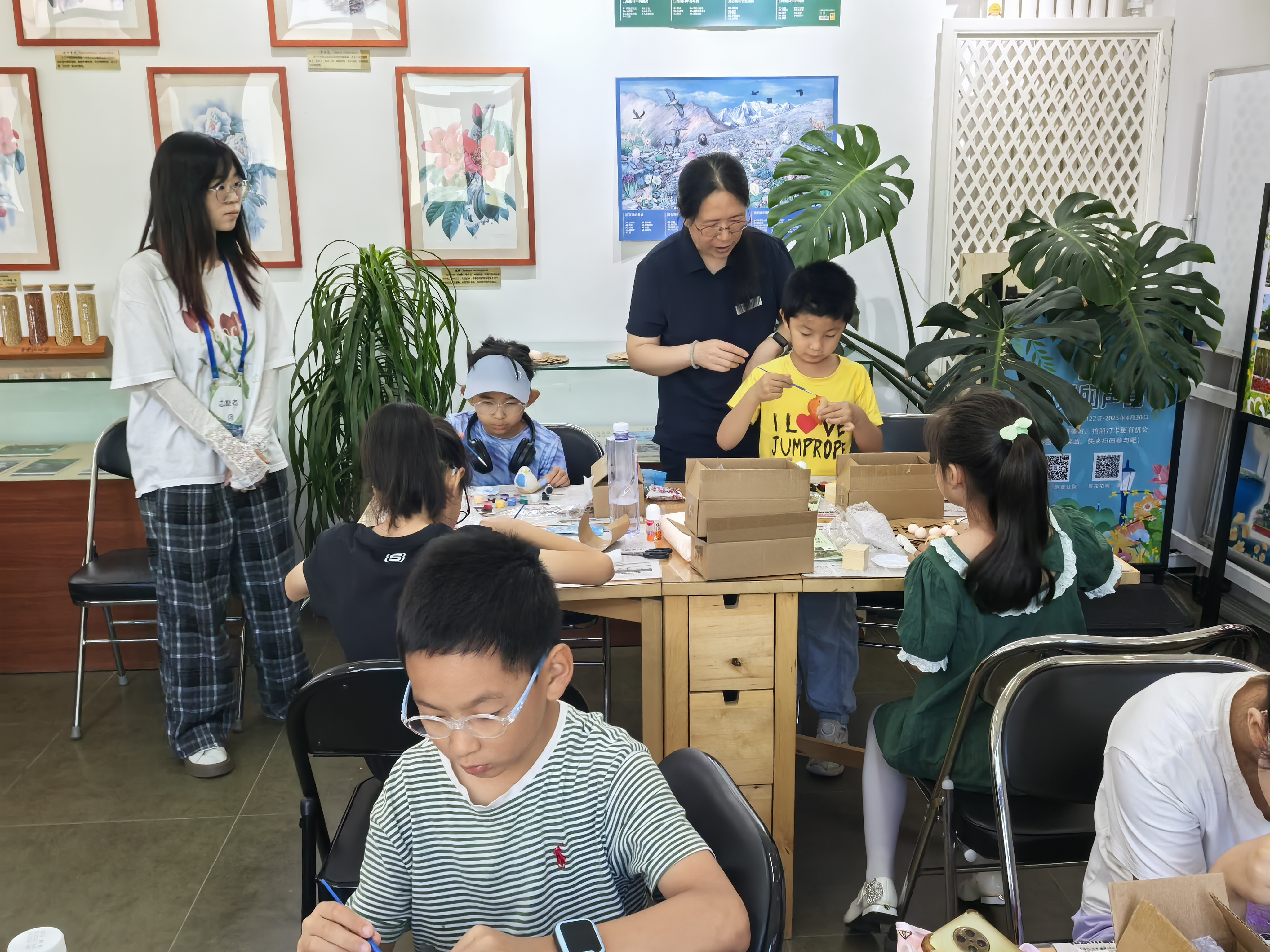 活动现场制作鸟窝照片.png