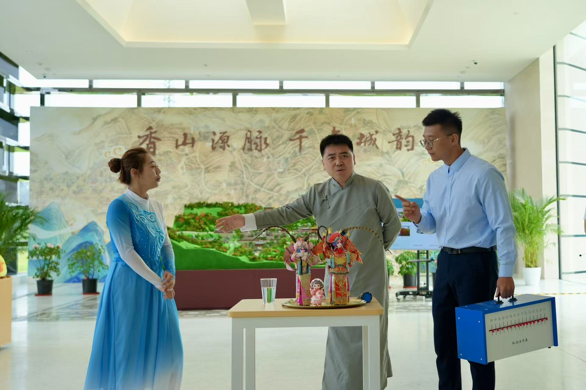 活动现场与游客互动.jpg 活动现场与游客互动.jpg