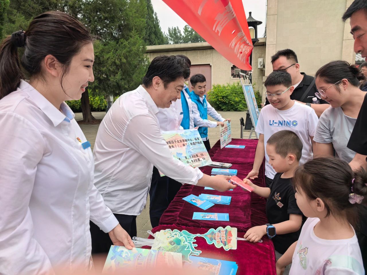 活动现场与游客互动发放宣传材料.jpg