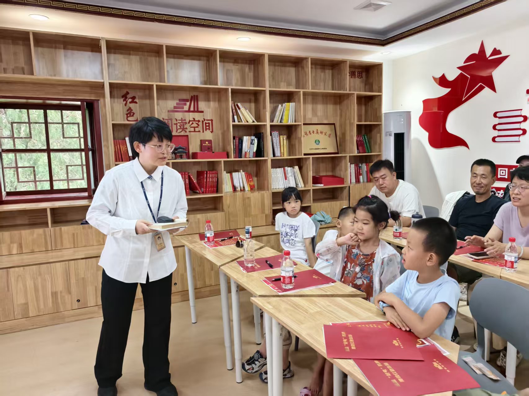 亲子共读红色家书活动现场.jpg