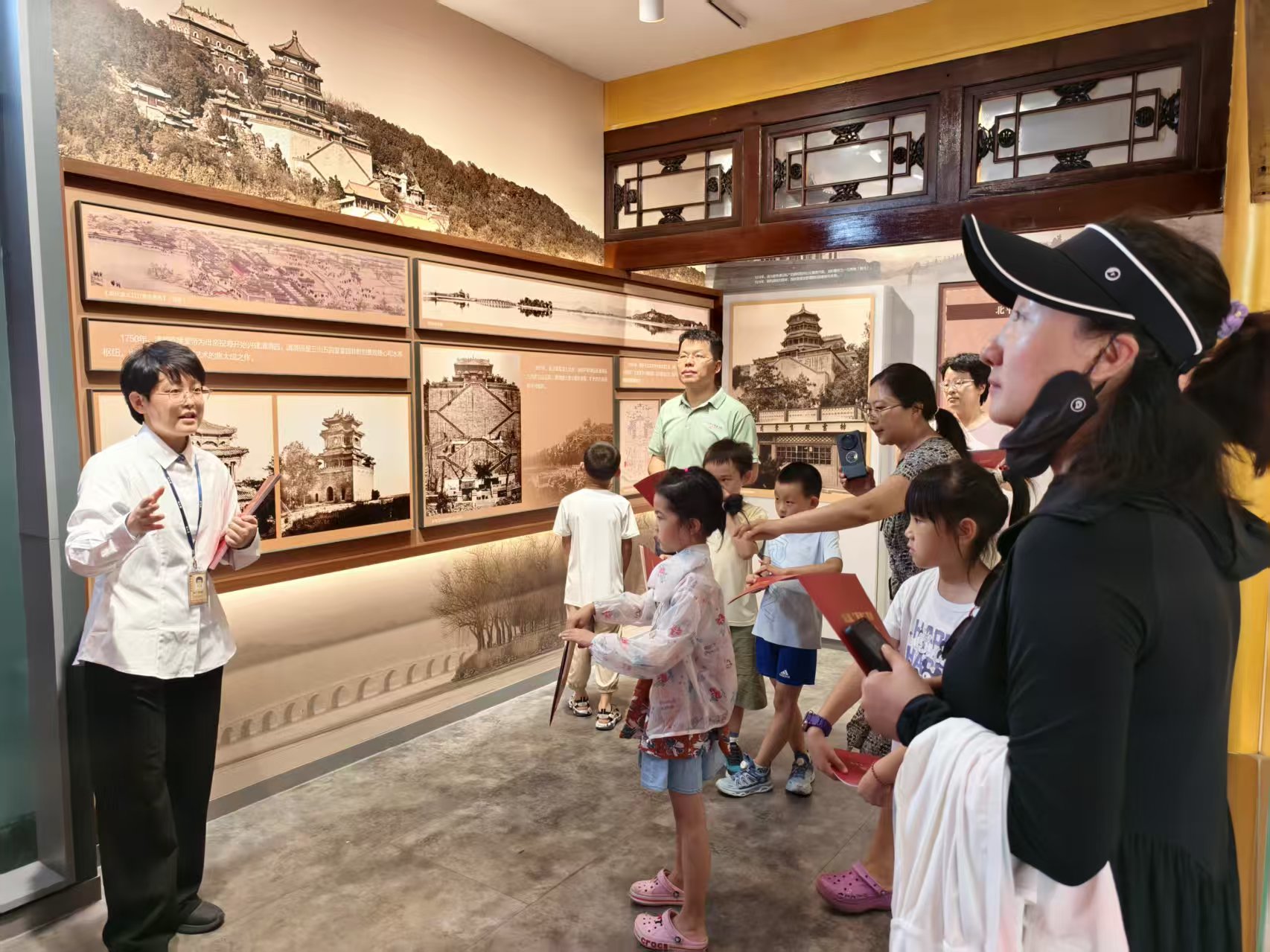 展厅参观及聆听讲解照片.jpg