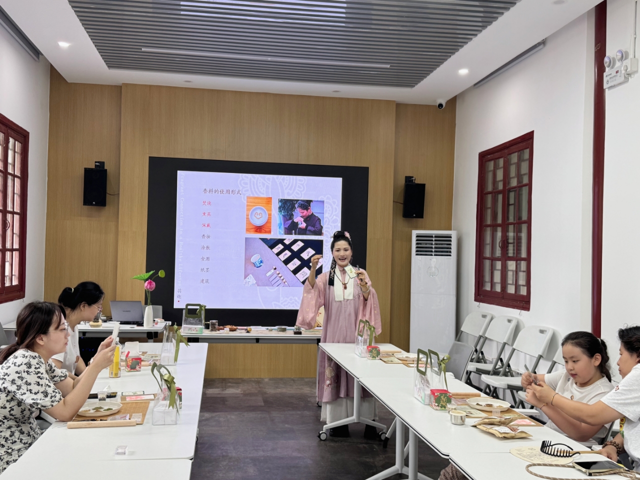 活动现场老师讲解非遗制香及习俗.jpg