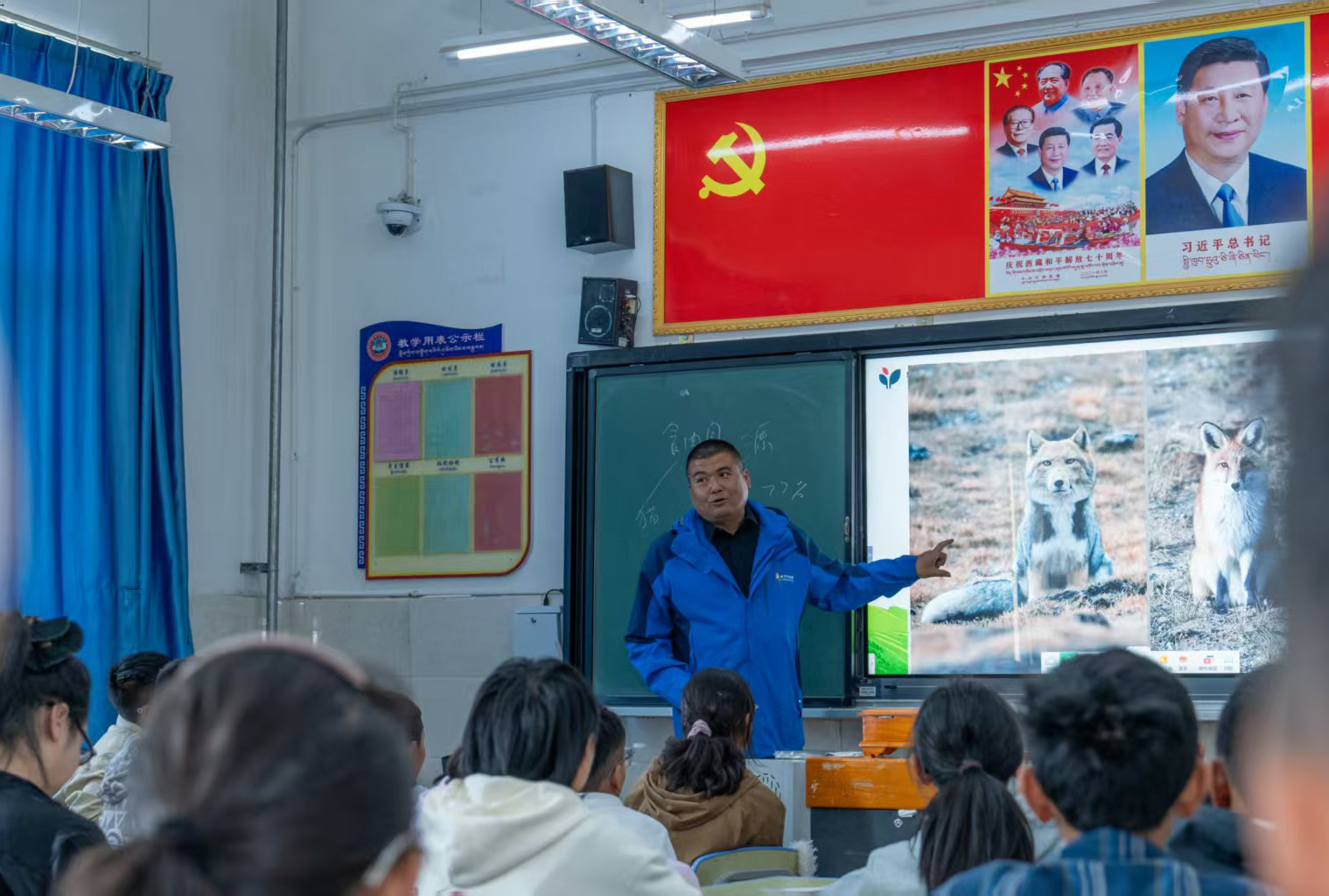 活动现场向学生进行讲解.jpg
