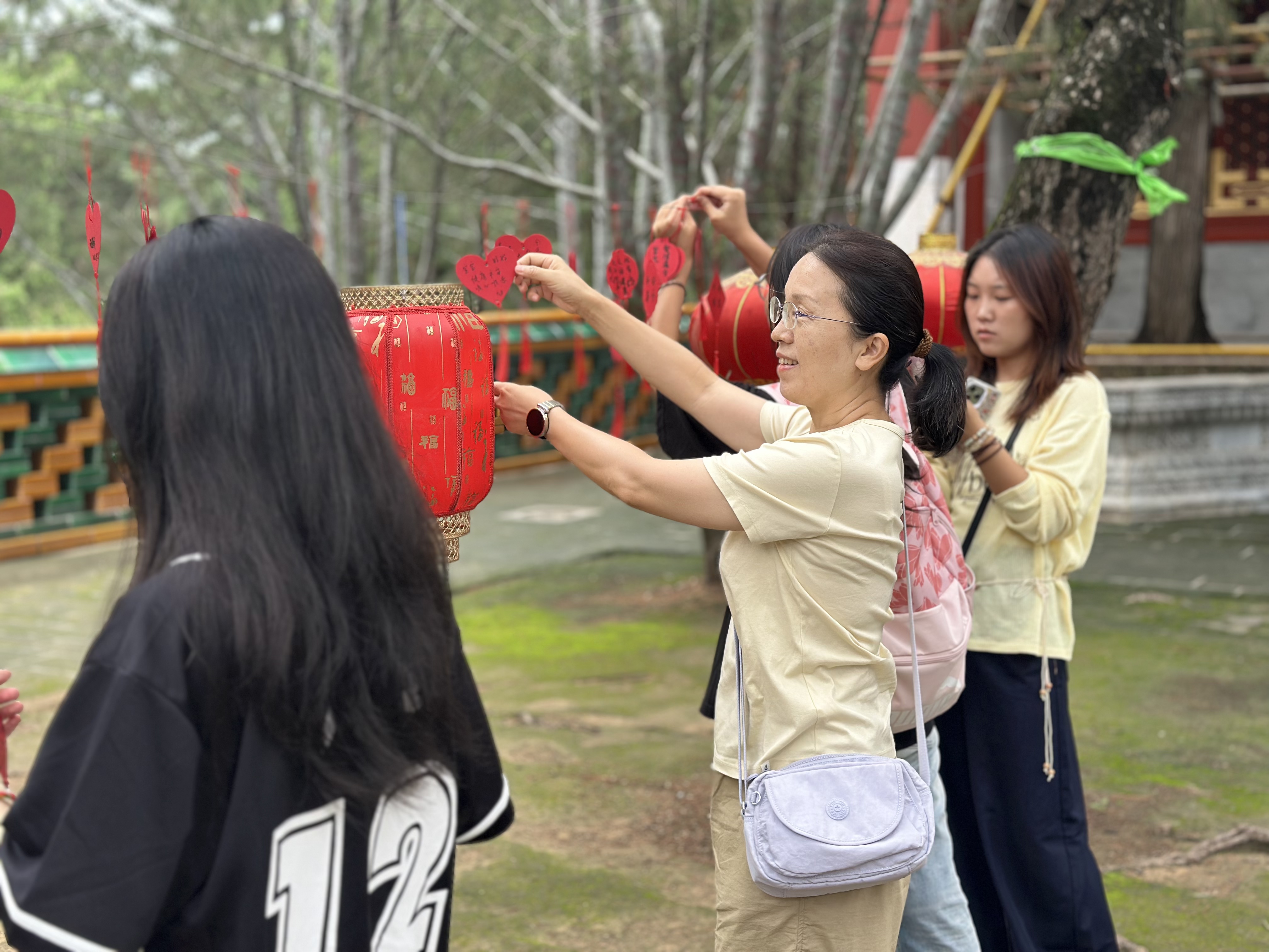 活动现场游客热情参与.jpg