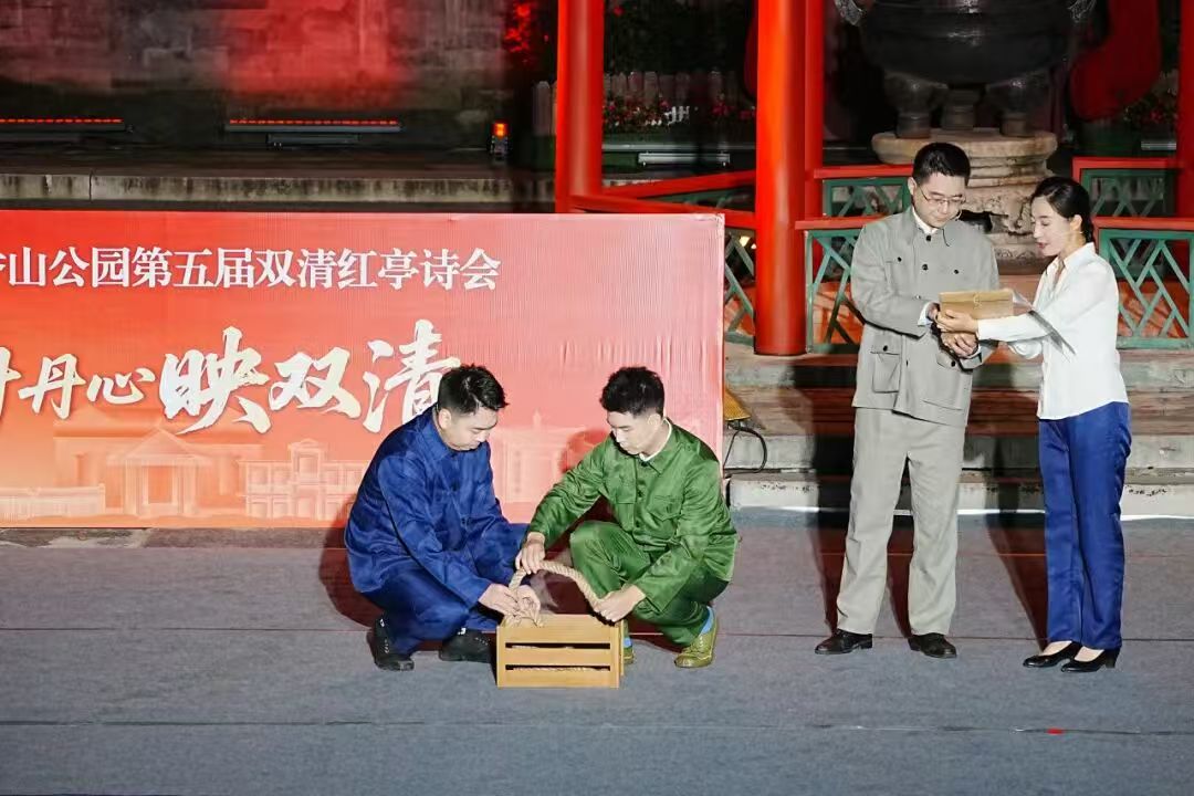 红色情景剧照片.jpg
