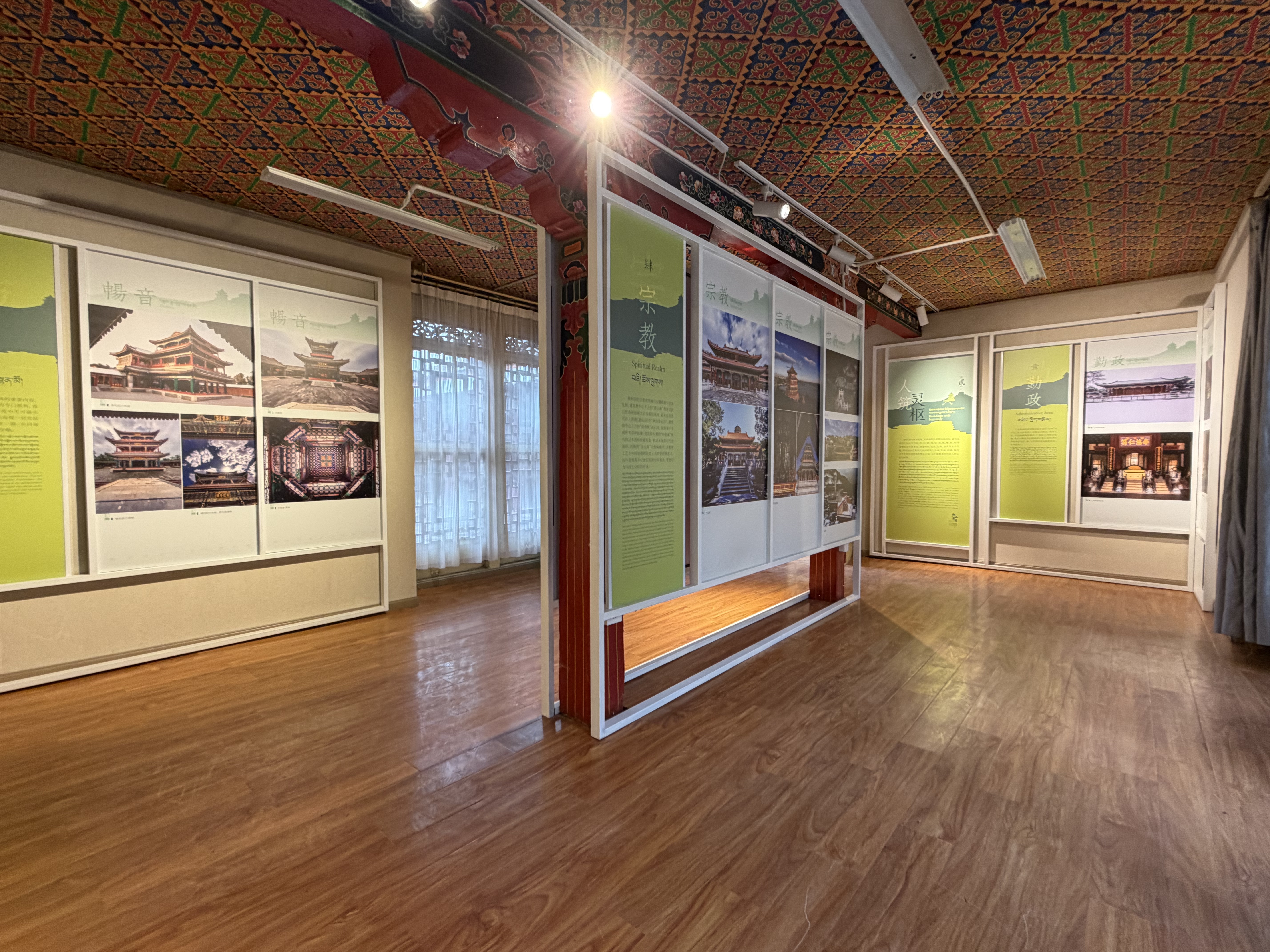 展览内部照片.jpg 展览内部照片.jpg