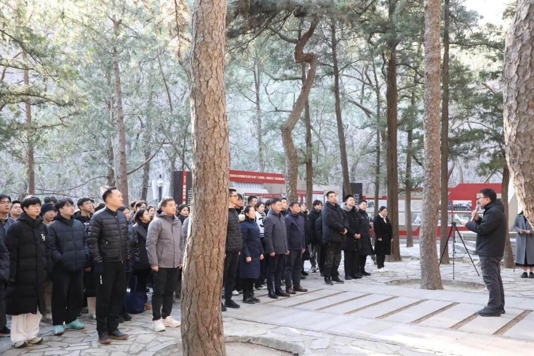 在革命地旧址聆听讲解照片