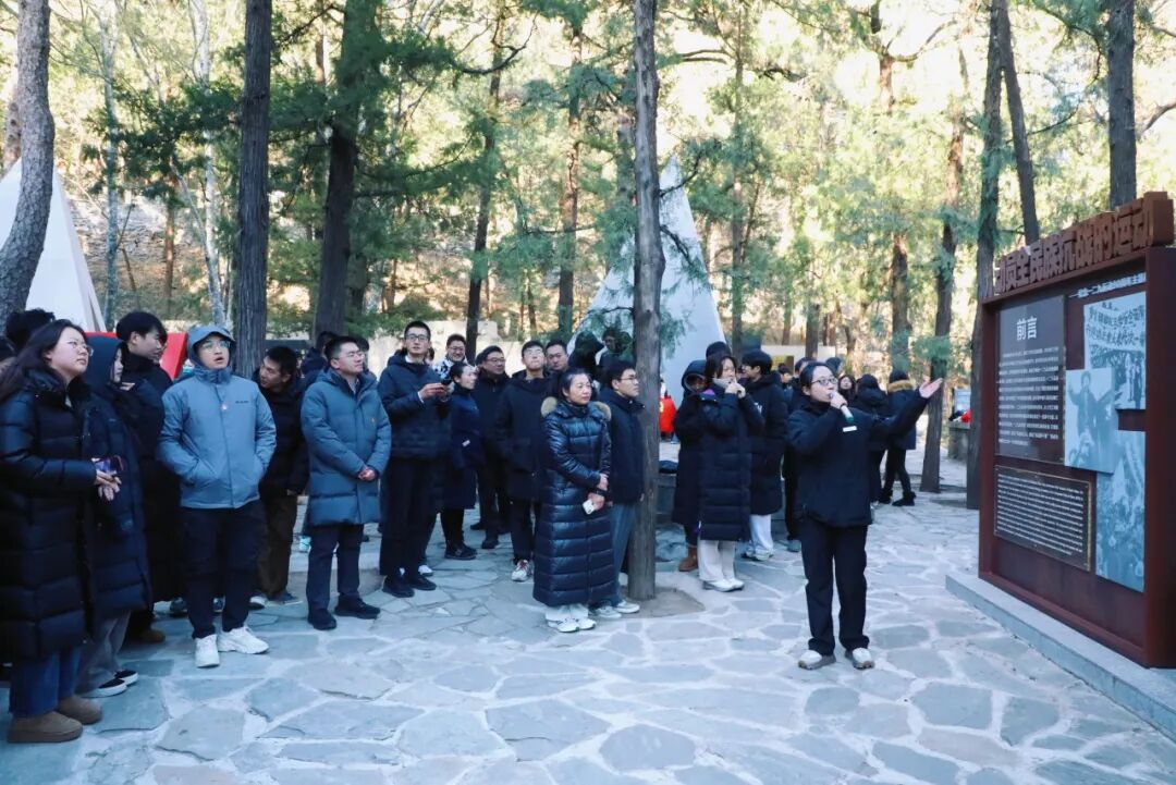 现场聆听讲解照片