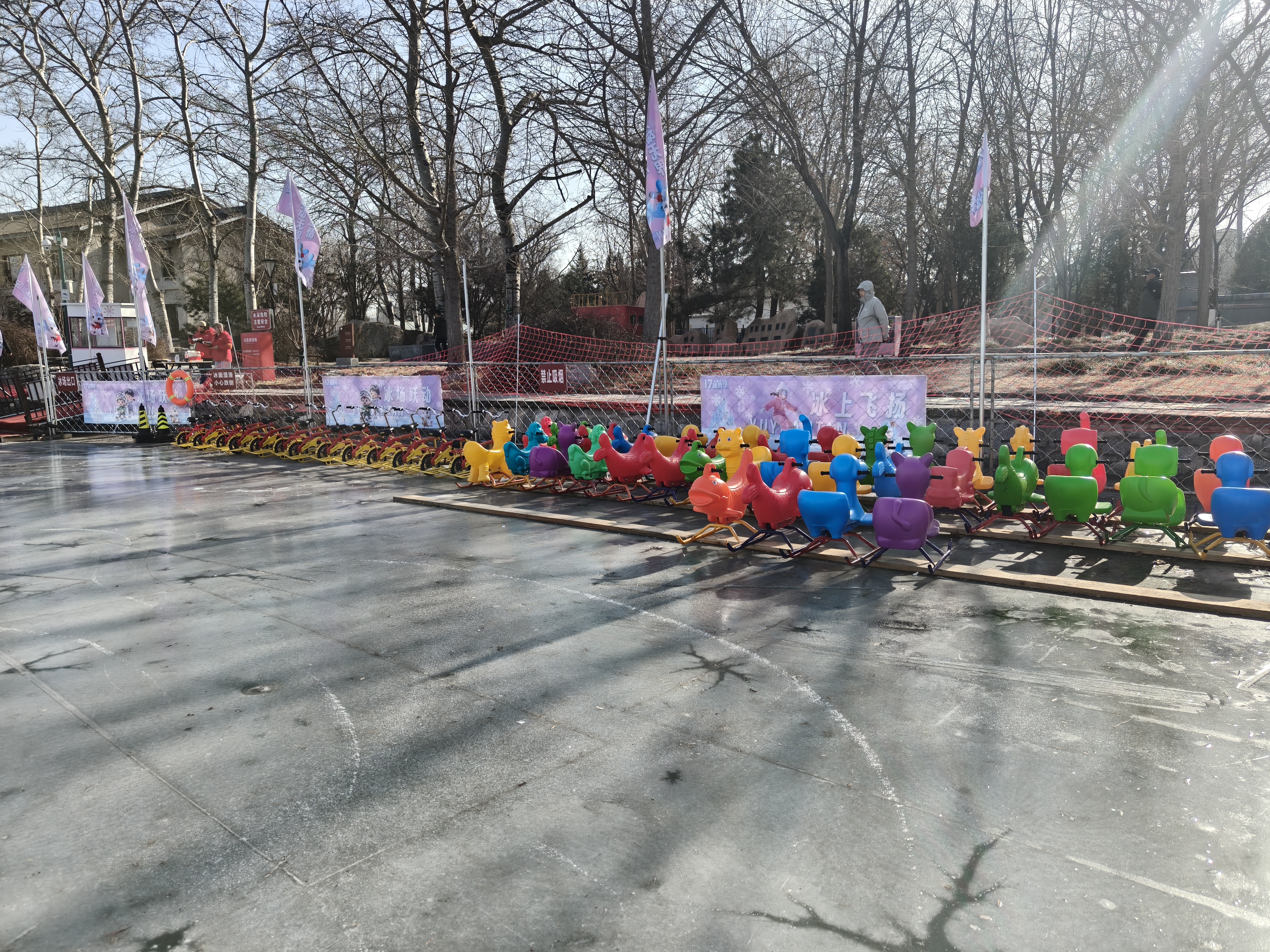 冰场设施整齐摆放照片.jpg