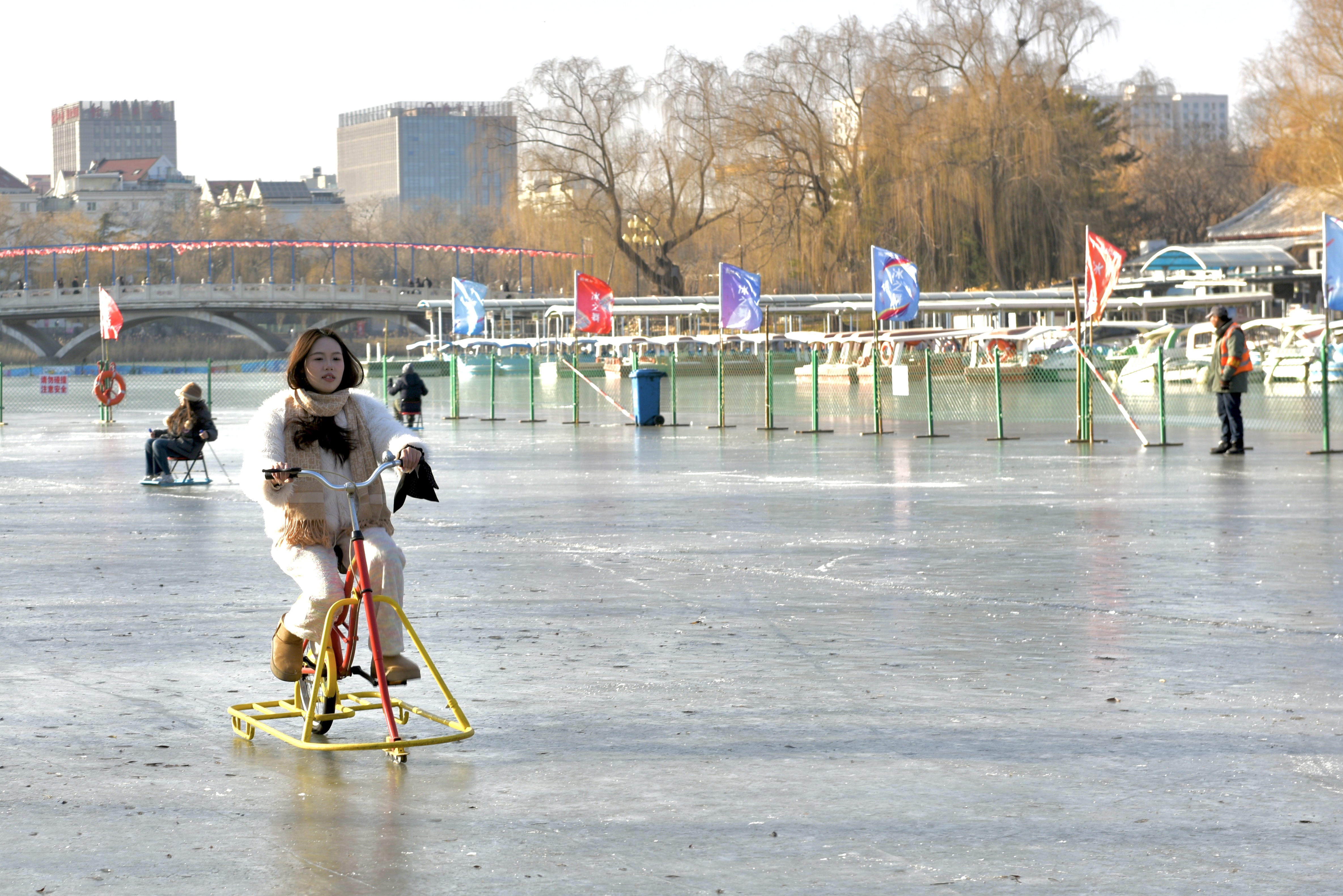 游客在冰场体验冰上自行车活动.jpg