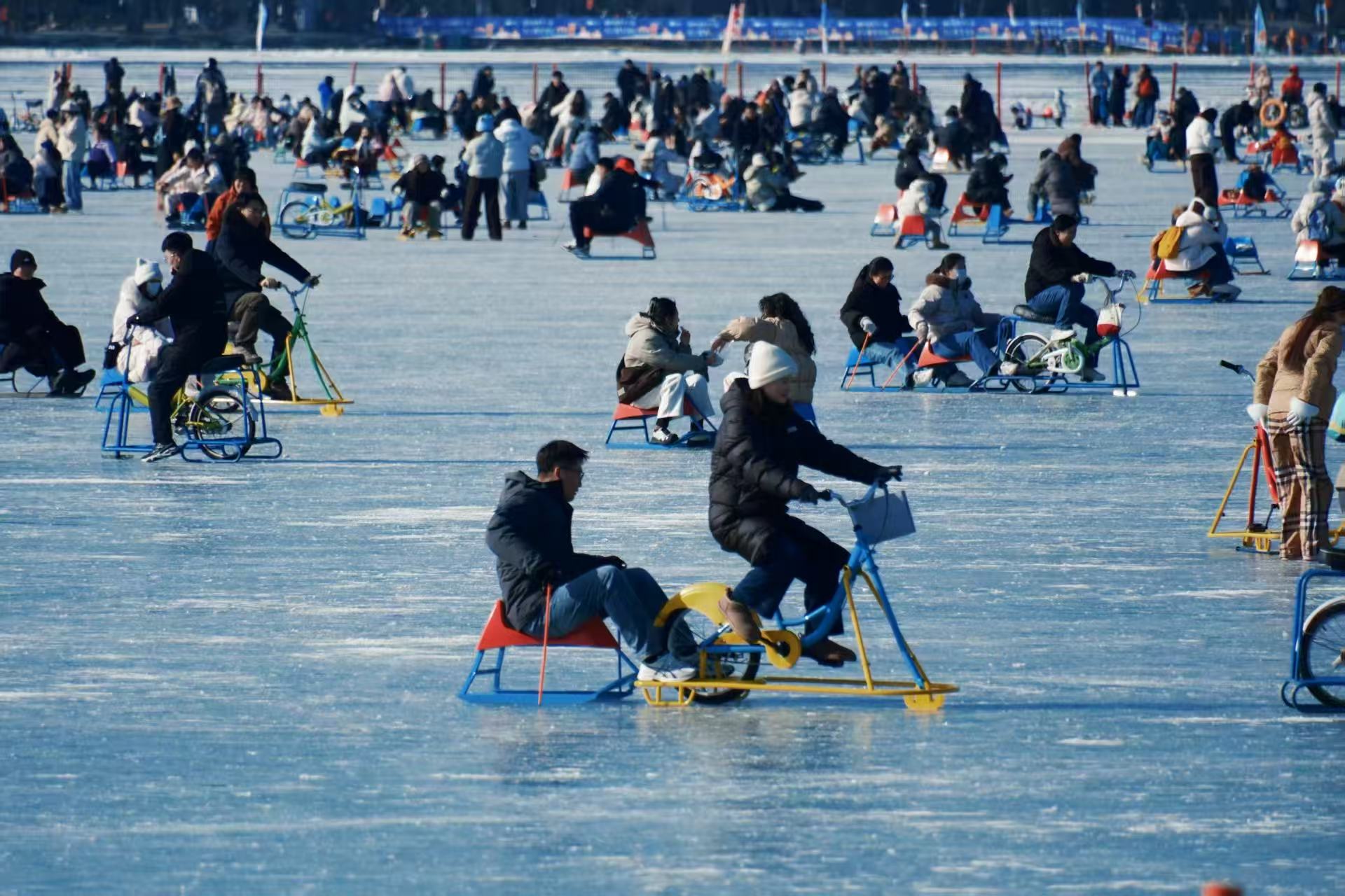 游客在冰场体验活动照片.jpg 游客在冰场体验活动照片.jpg