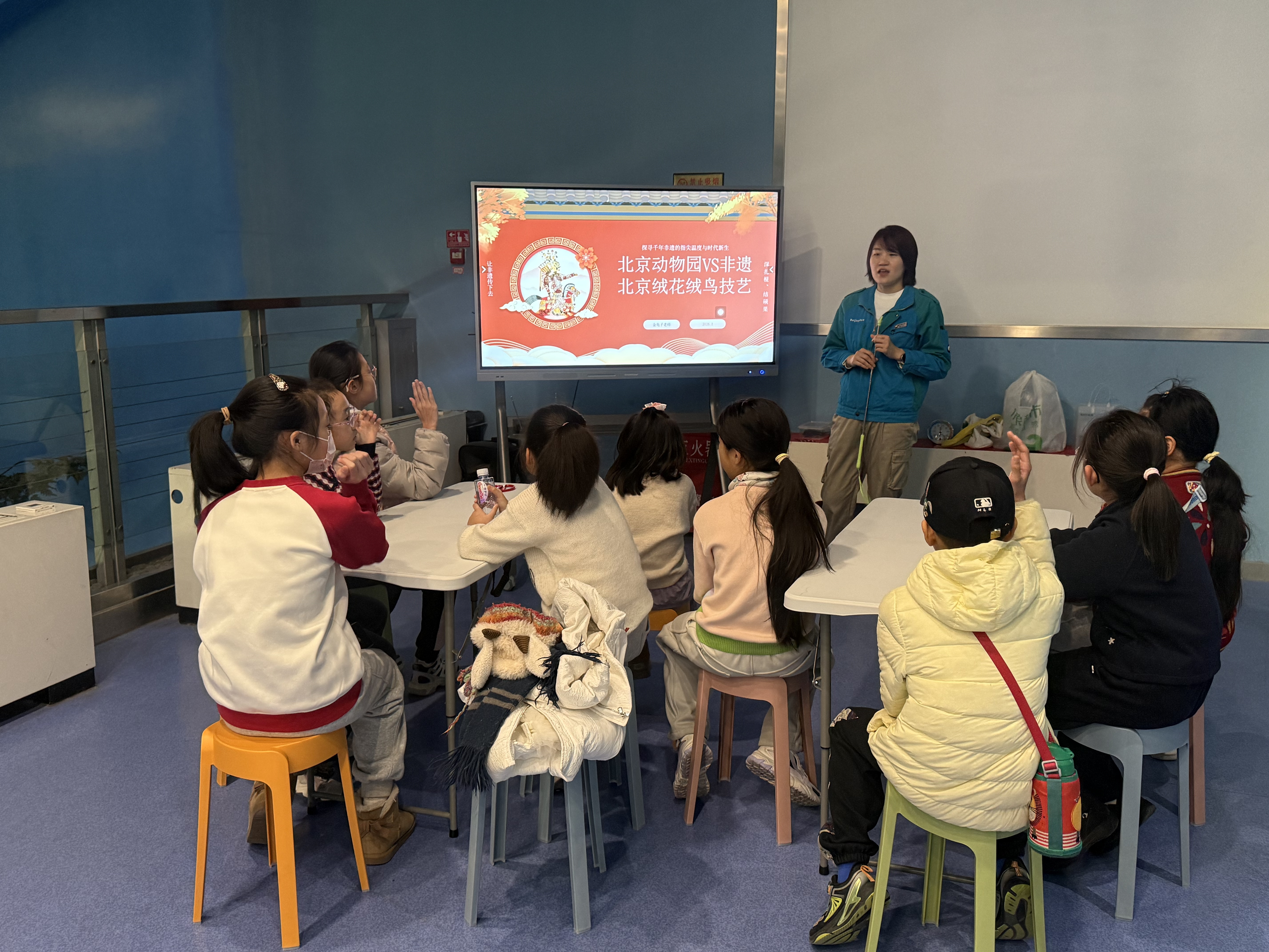 专业老师带领参与者学习绒花传统技艺.jpg 专业老师带领参与者学习绒花传统技艺.jpg