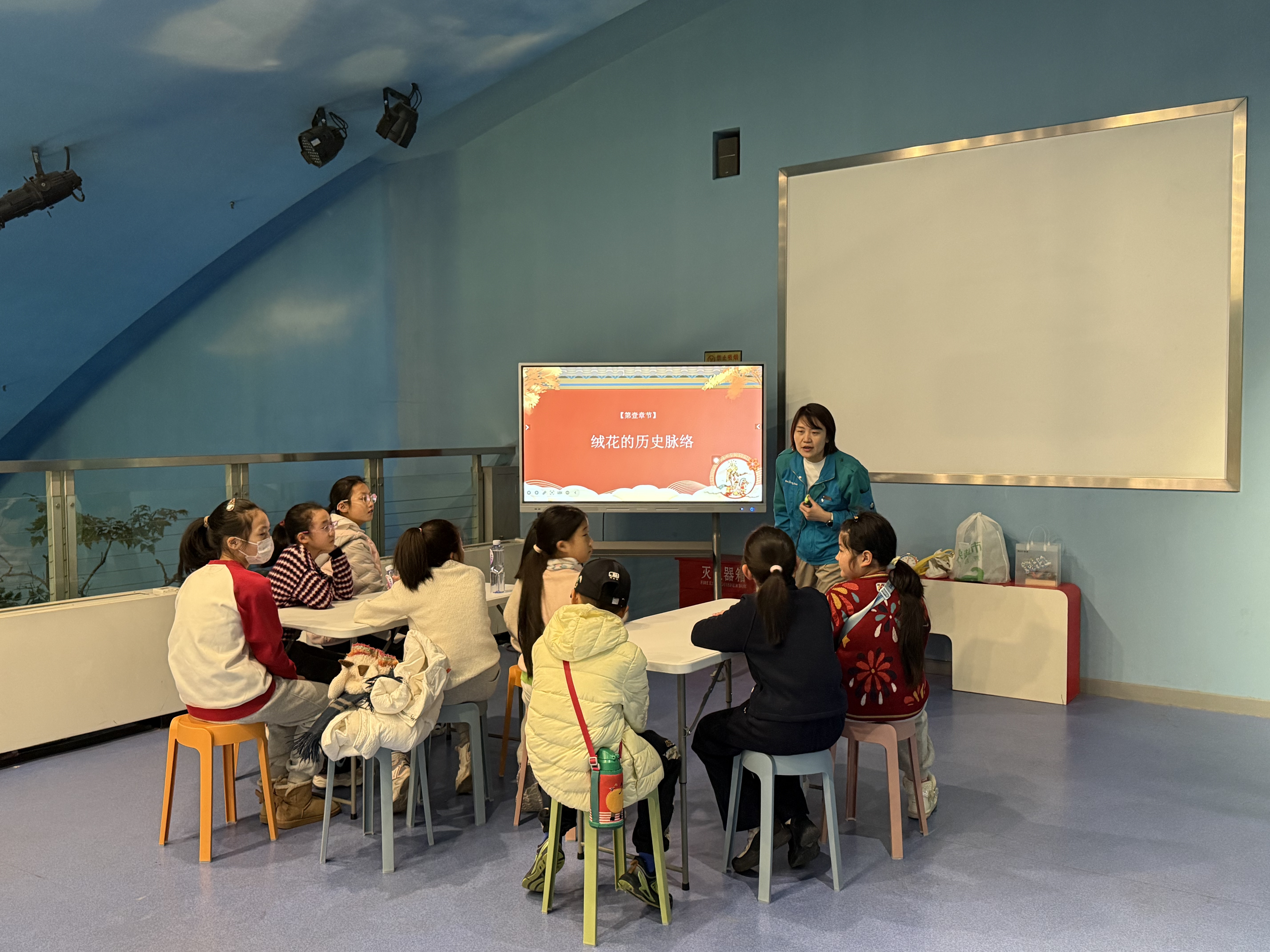 带领参与者制作绒花胸针.jpg 带领参与者制作绒花胸针.jpg