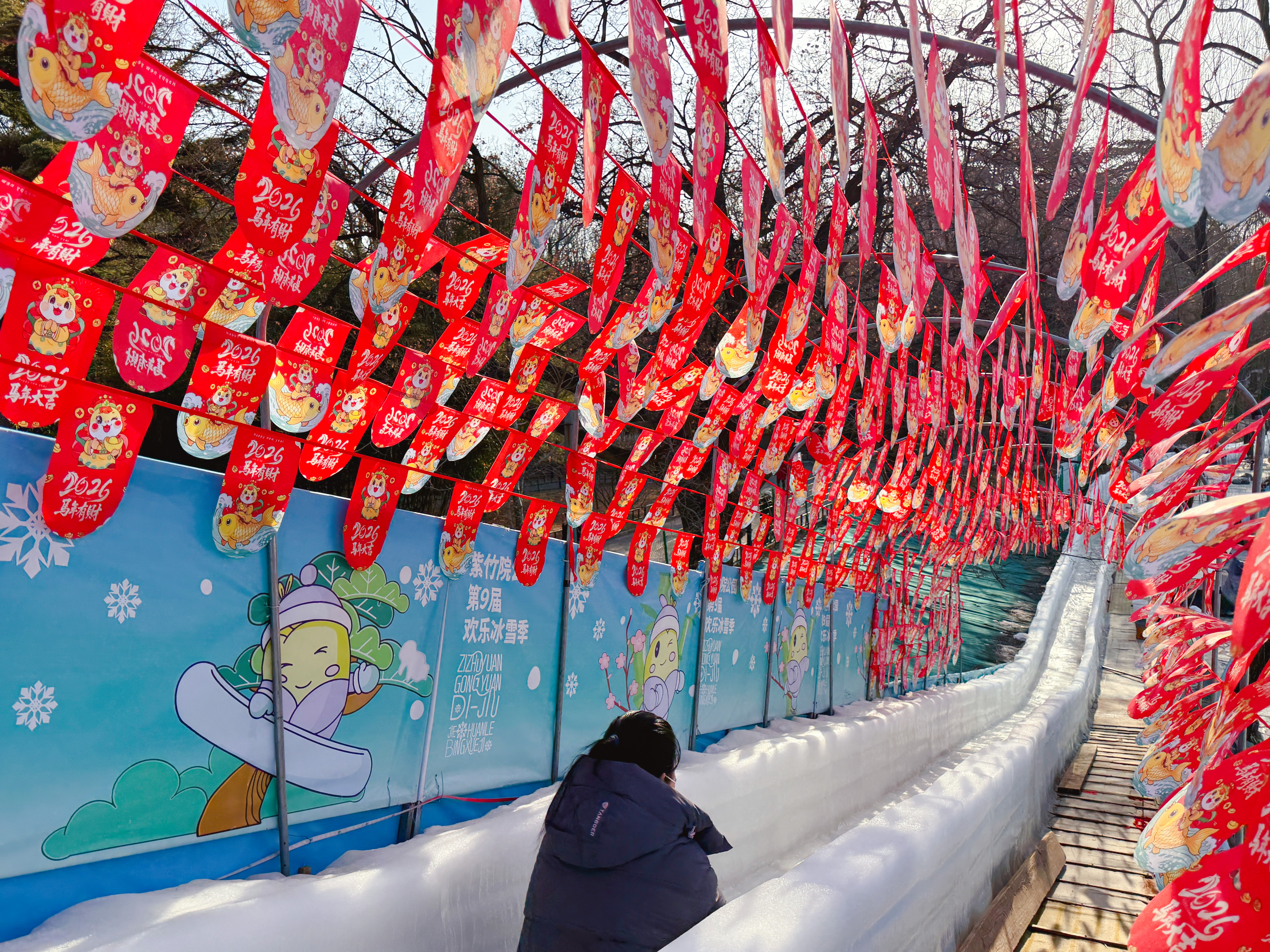 游客体验冰滑梯照片