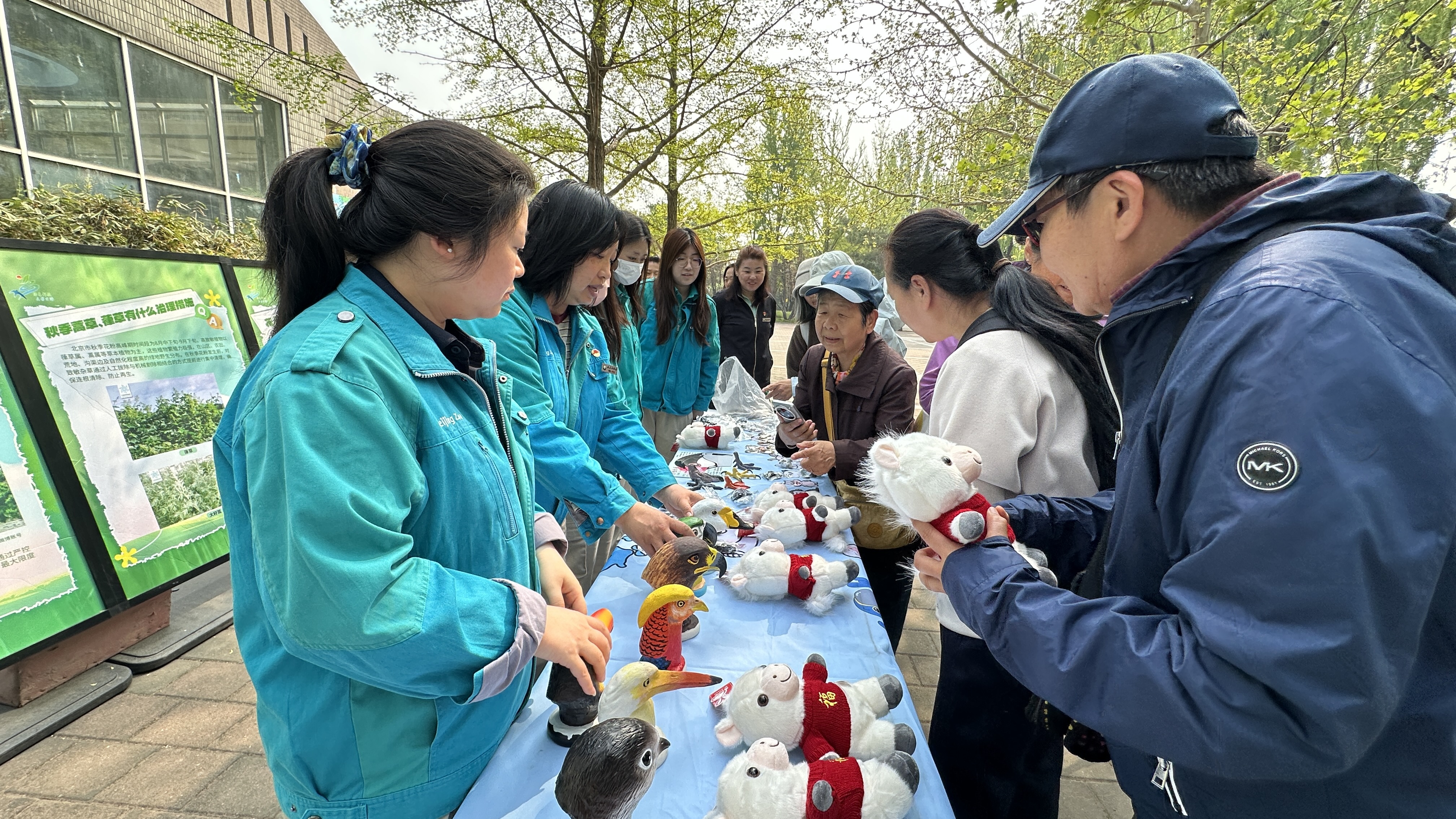 保护教育老师现场讲解鸟类科普知识.jpg