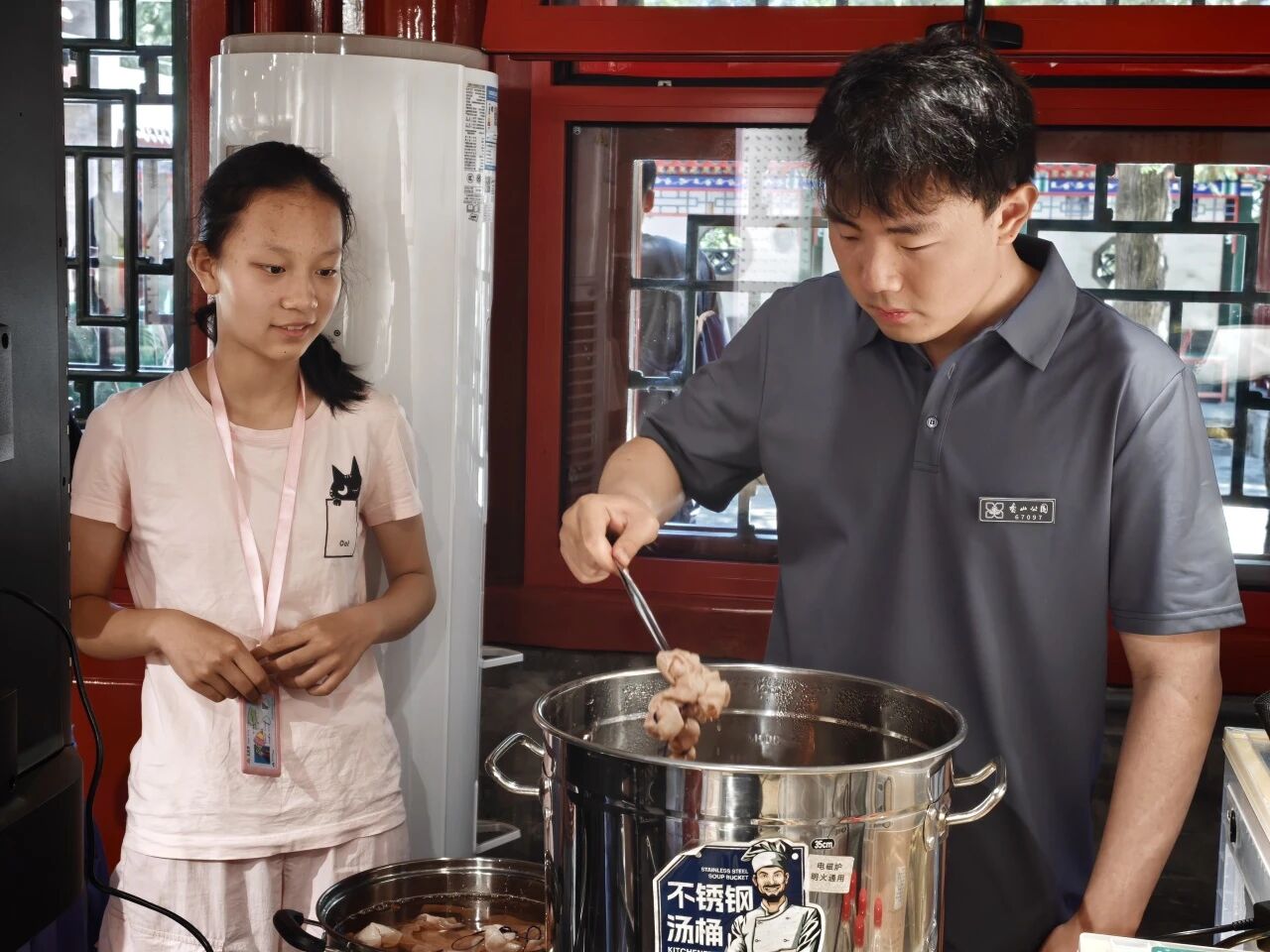 科普老师示范染色操作流程.jpg