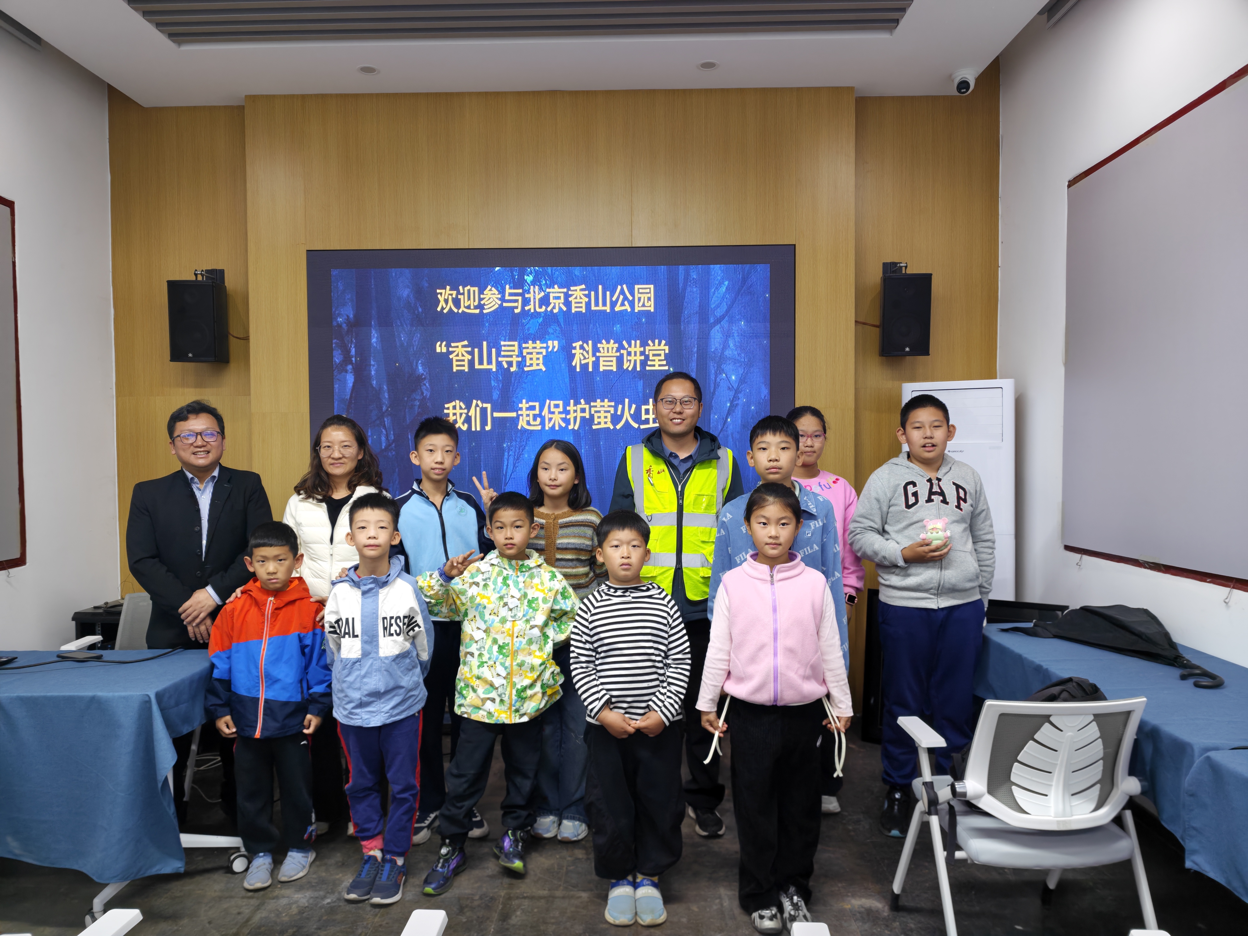 游客与科普老师合影.jpg