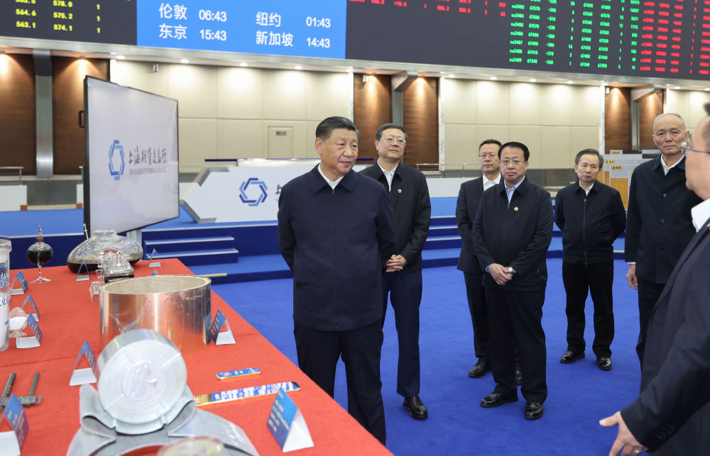 习近平在上海期货交易所考察1.jpg