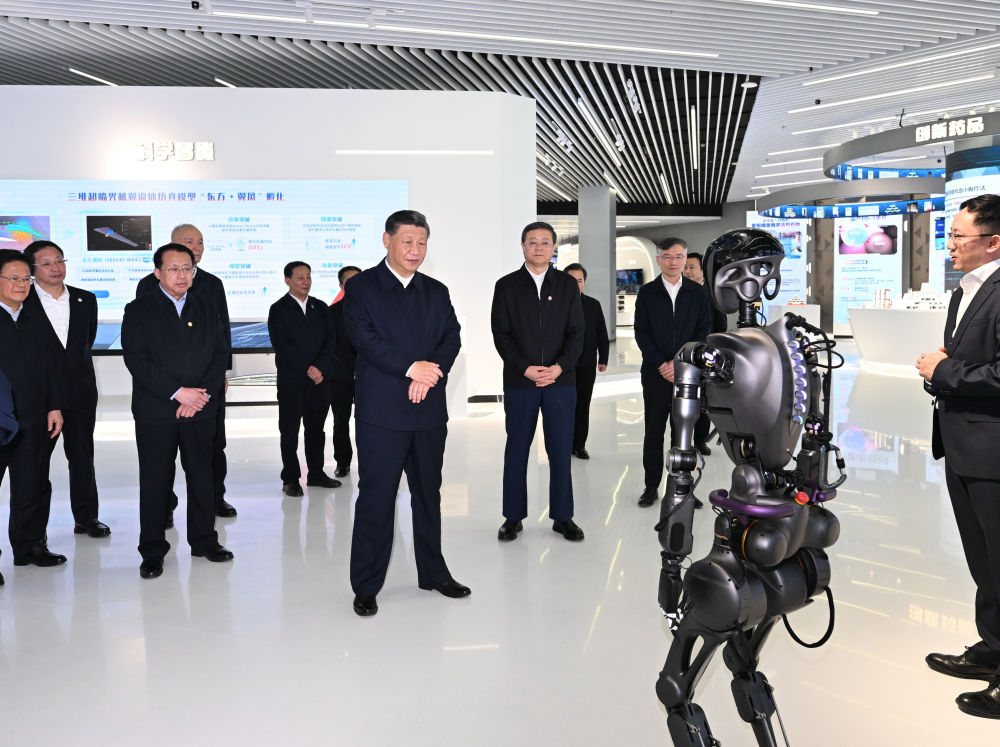 习近平在浦东新区张江科学城参观上海科技创新成果展.jpg