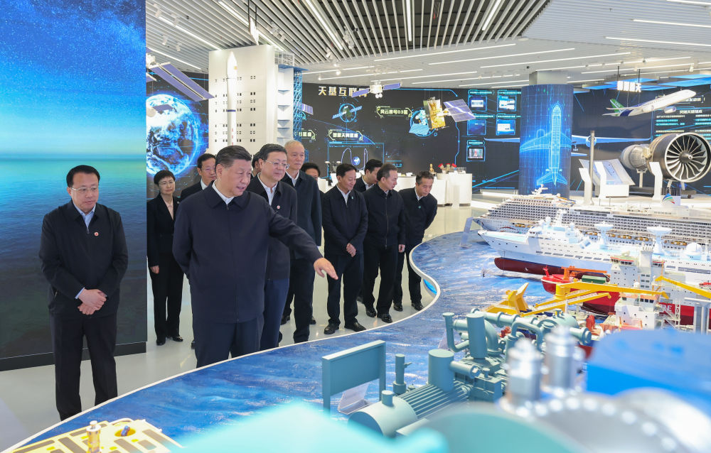 习近平在浦东新区张江科学城参观上海科技创新成果展1.jpg