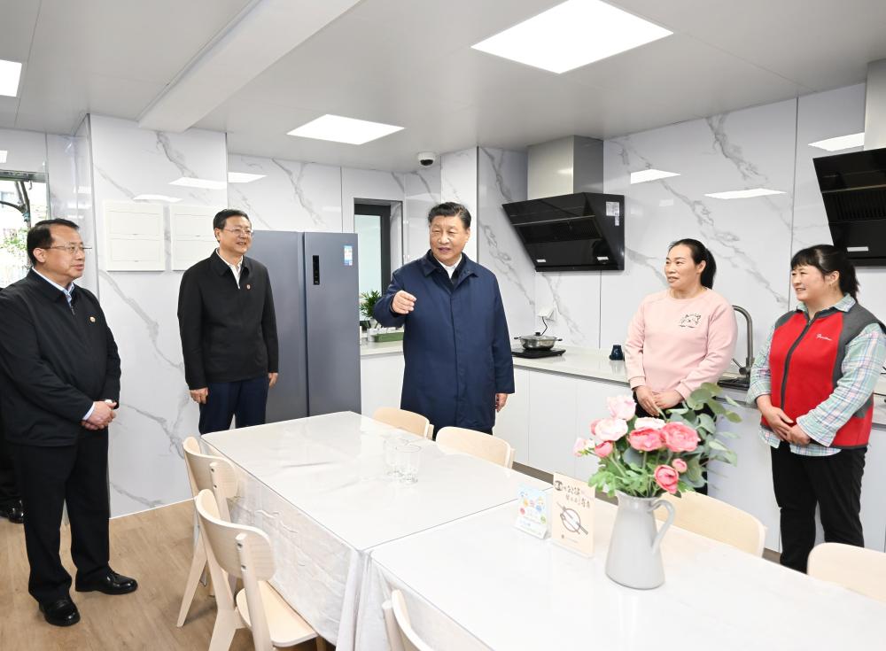 习近平在闵行区新时代城市建设者管理者之家公共厨房考察.jpg