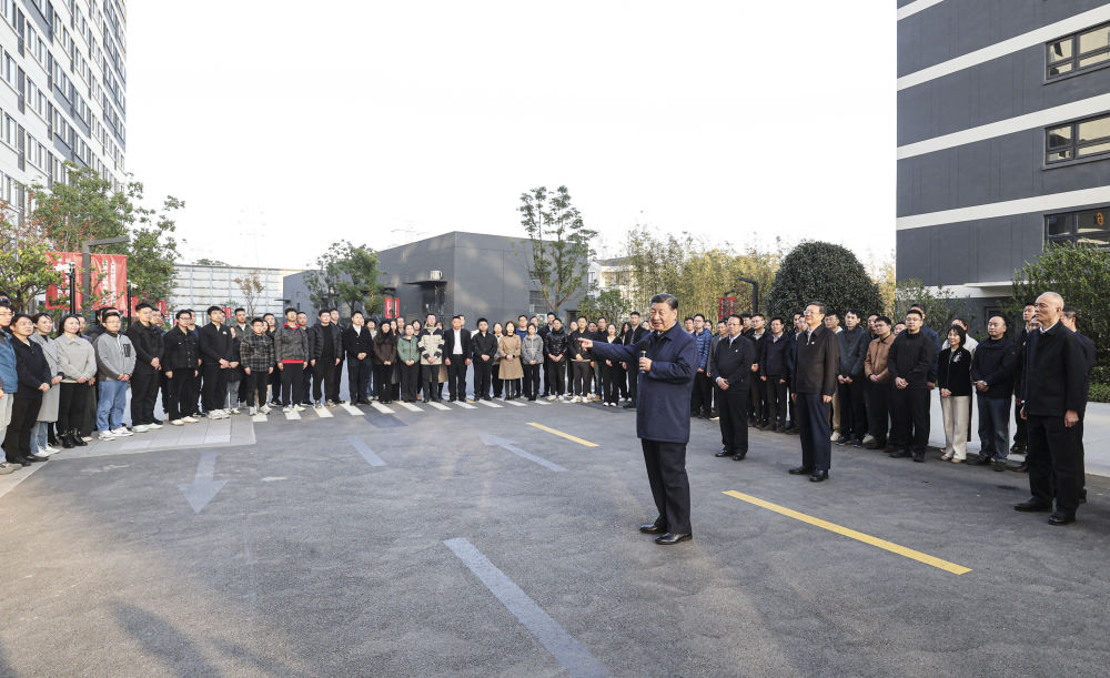 习近平在闵行区新时代城市建设者管理者之家，同社区居民亲切交流.jpg