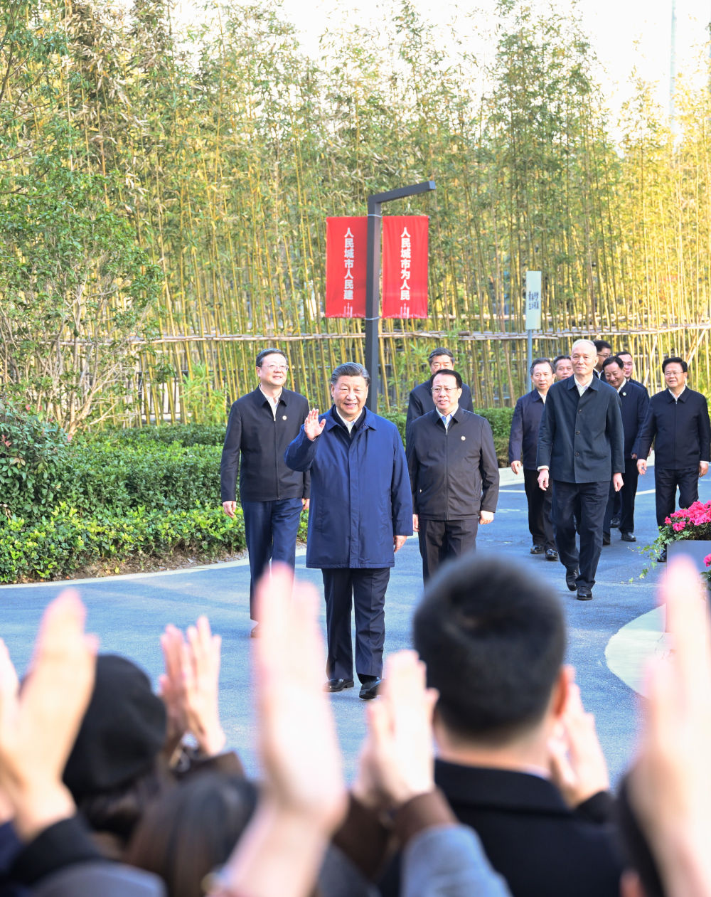习近平在闵行区新时代城市建设者管理者之家，向社区居民挥手致意.jpg