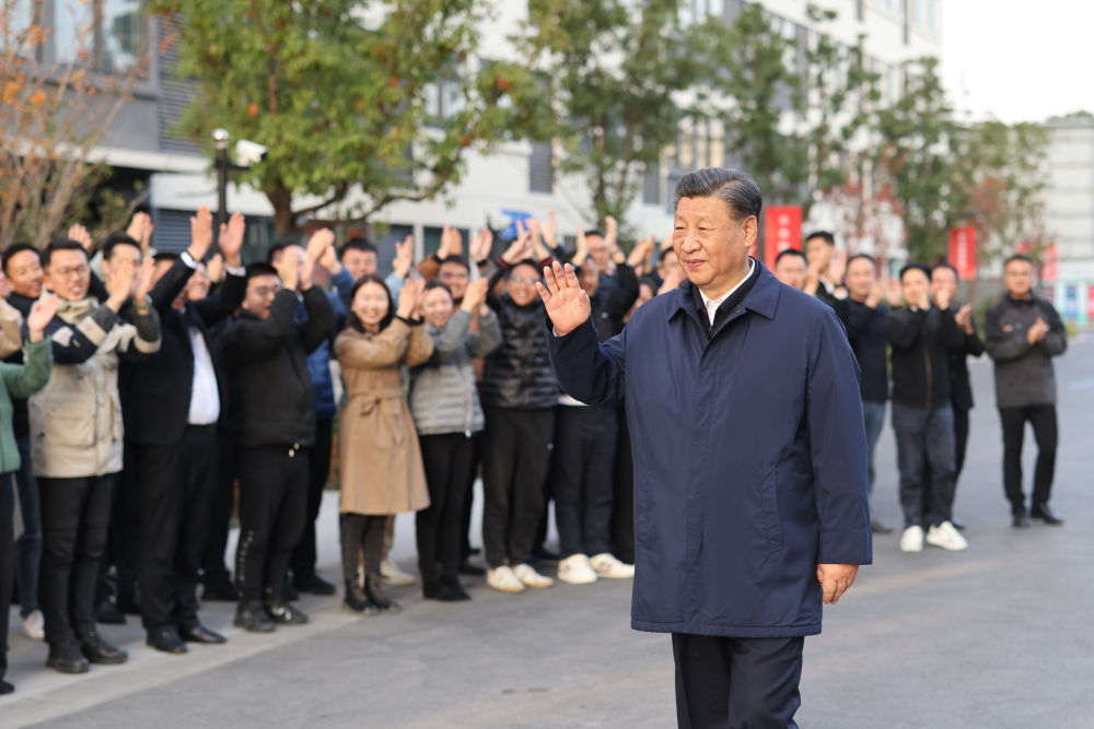 习近平在闵行区新时代城市建设者管理者之家，向社区居民挥手致意1.jpg