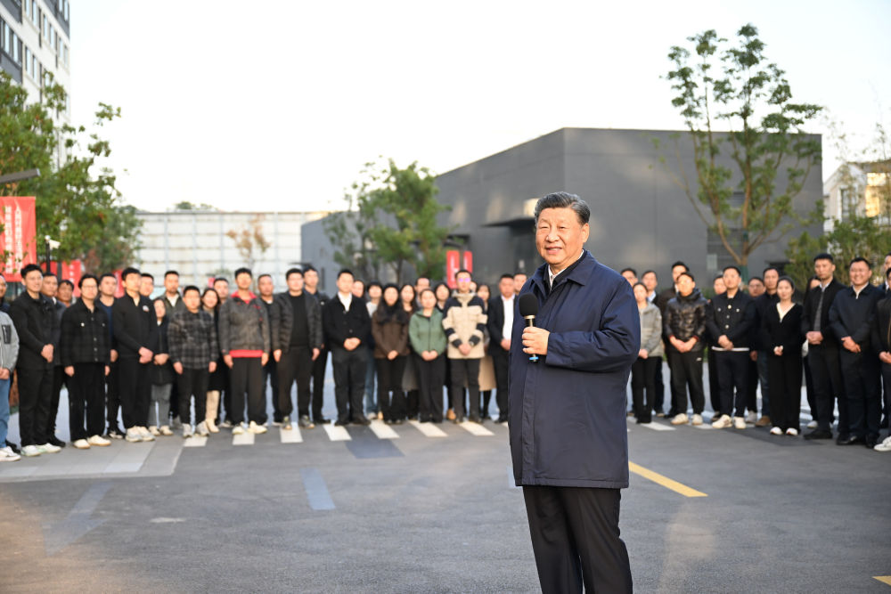 习近平在闵行区新时代城市建设者管理者之家，同社区居民亲切交流.jpg