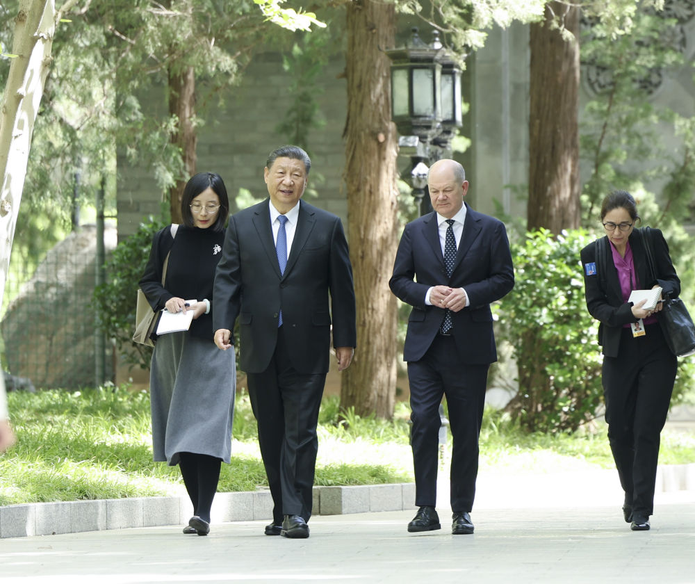 4月16日上午，国家主席习近平在北京钓鱼台国宾馆会见德国总理朔尔茨。这是习近平同朔尔茨一起散步.jpg