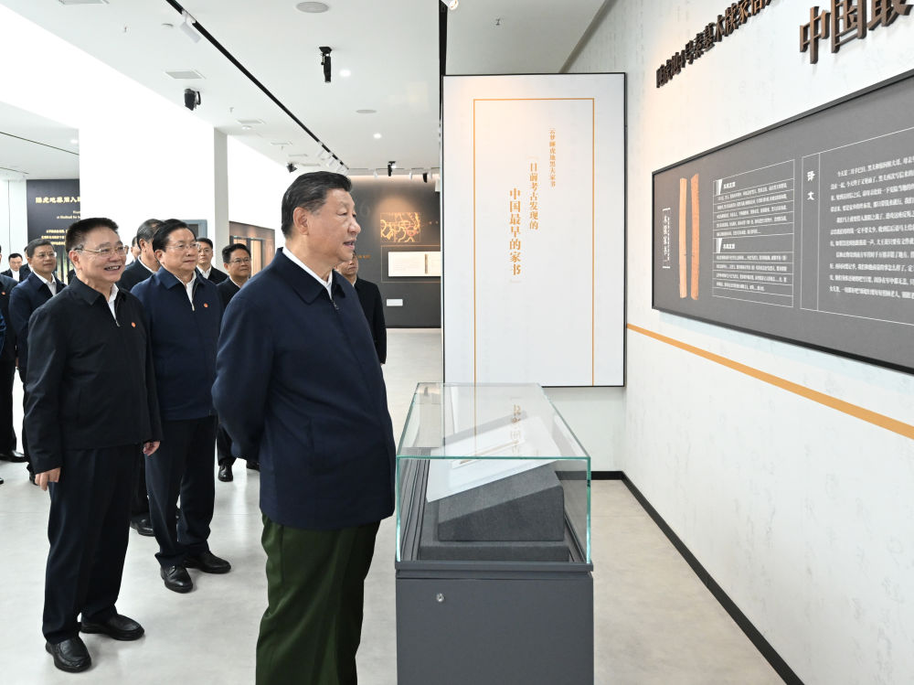 习近平在孝感市云梦县博物馆参观出土秦汉简牍展.jpg