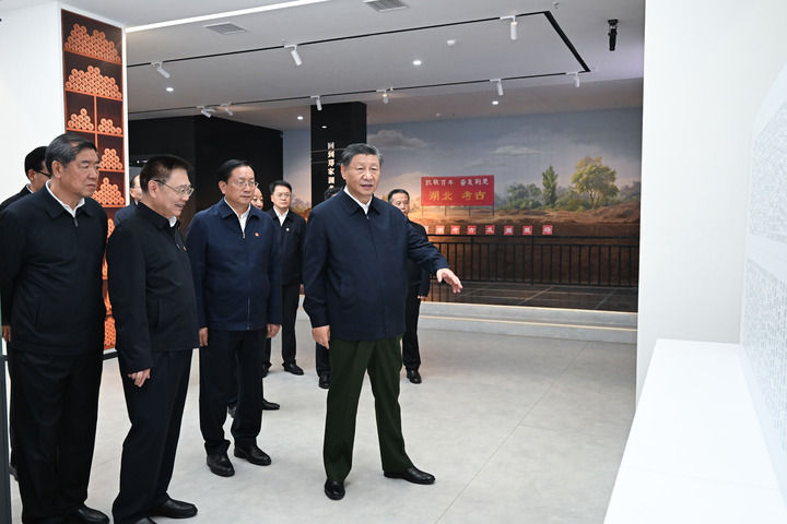 习近平在孝感市云梦县博物馆参观出土秦汉简牍展.jpg