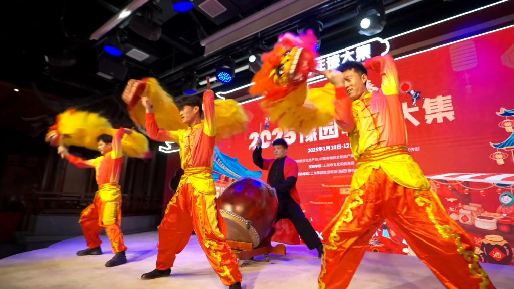 新华视点丨2025入境游火热开局，老外打卡“中国年”9.jpg