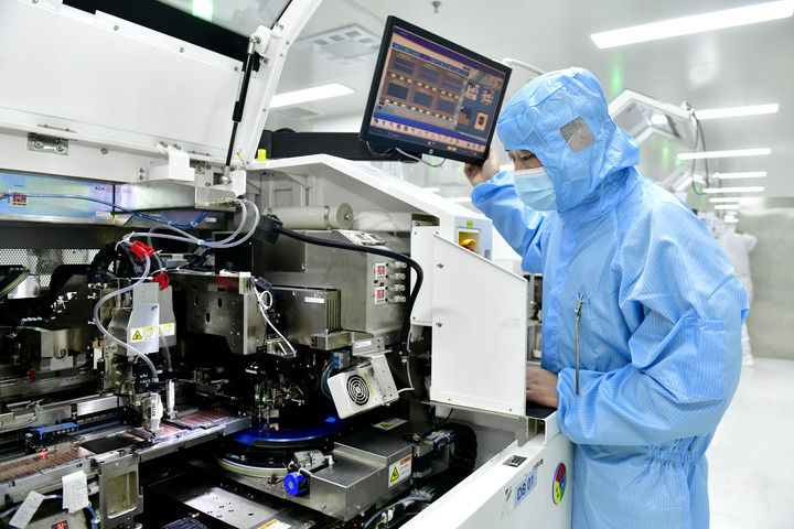 在山东立国芯微电子有限公司，工作人员在芯片生产线值守.jpeg