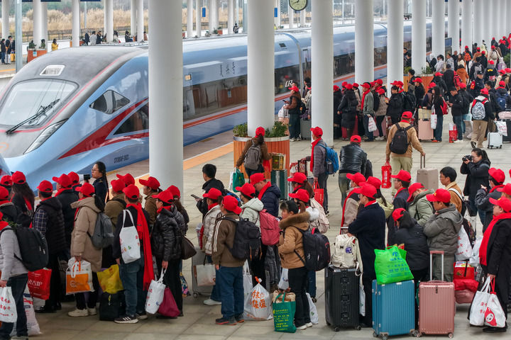 务工专列乘客在云南省广南县站登车.jpeg