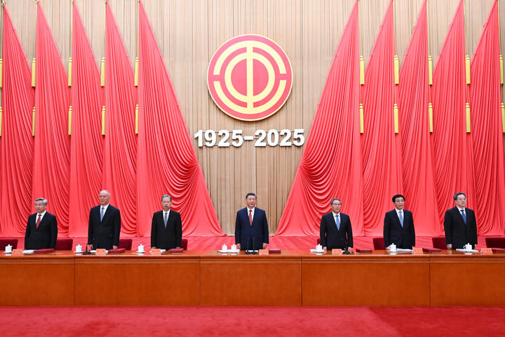 庆祝中华全国总工会成立100周年暨全国劳动模范和先进工作者表彰大会隆重举行 习近平发表重要讲话2.jpg