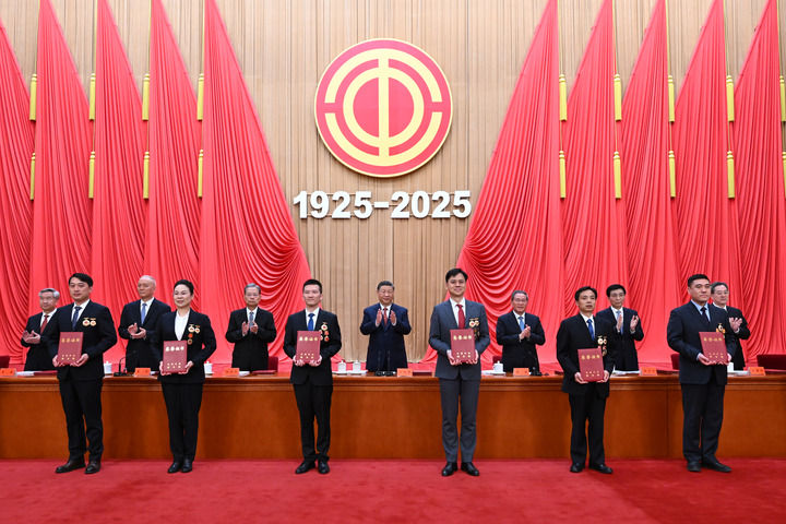 庆祝中华全国总工会成立100周年暨全国劳动模范和先进工作者表彰大会隆重举行 习近平发表重要讲话3.jpg