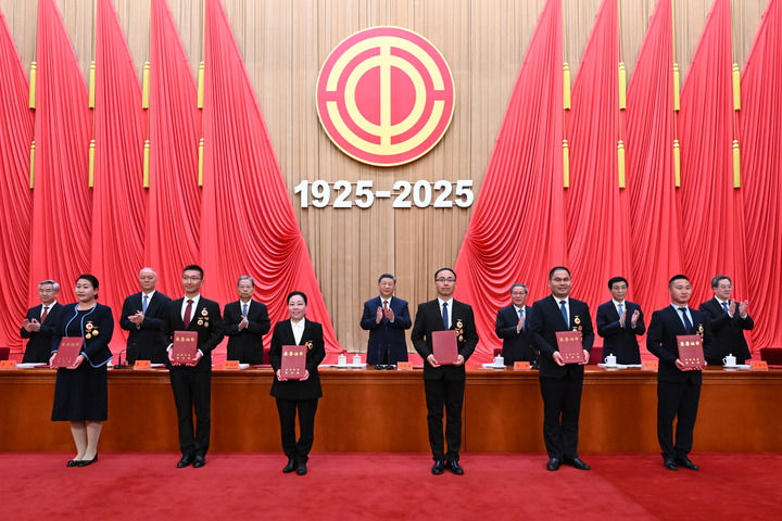 庆祝中华全国总工会成立100周年暨全国劳动模范和先进工作者表彰大会隆重举行 习近平发表重要讲话4.jpg