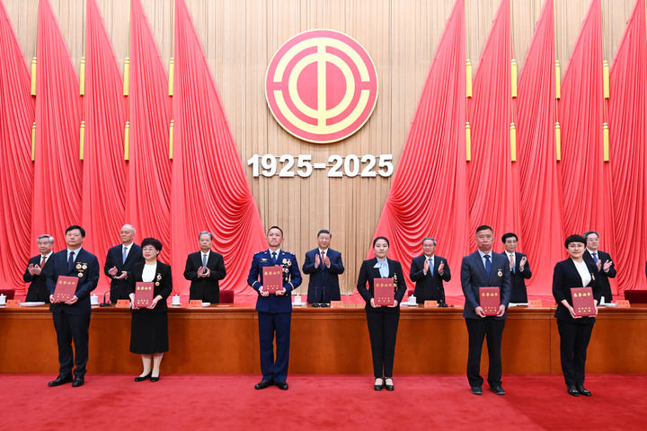 庆祝中华全国总工会成立100周年暨全国劳动模范和先进工作者表彰大会隆重举行 习近平发表重要讲话5.jpg