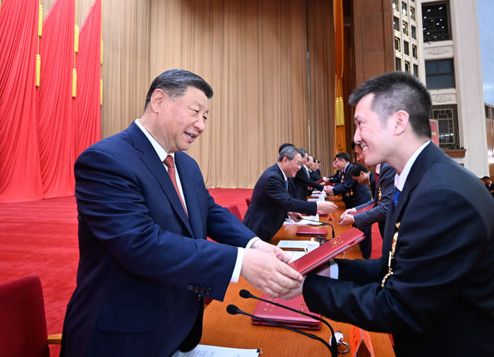庆祝中华全国总工会成立100周年暨全国劳动模范和先进工作者表彰大会隆重举行 习近平发表重要讲话6.jpg
