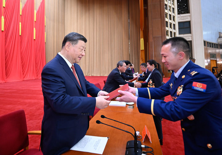 庆祝中华全国总工会成立100周年暨全国劳动模范和先进工作者表彰大会隆重举行 习近平发表重要讲话7.jpg