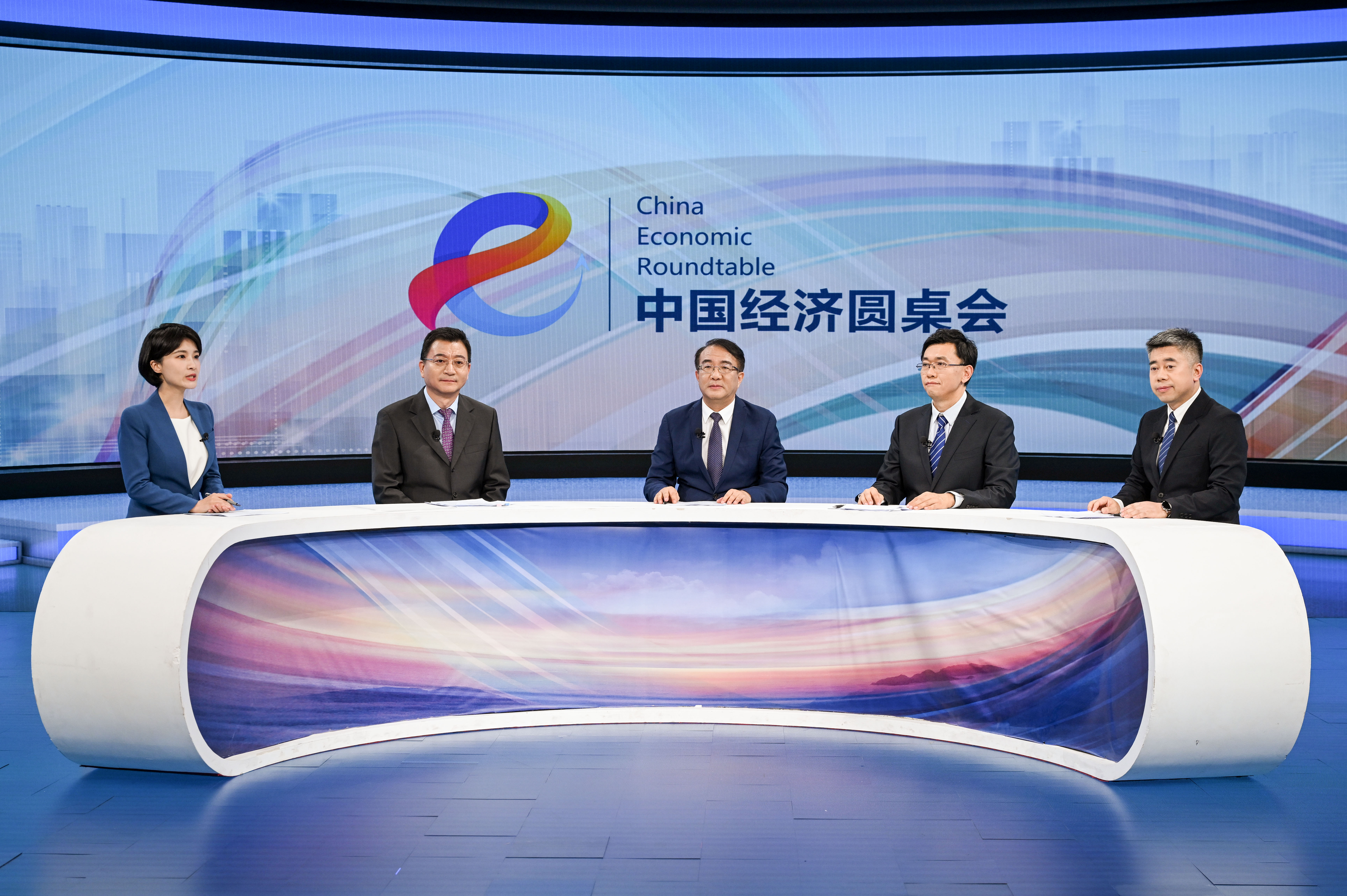 建起“超链接” 助力中国经济向新而行——“中国经济圆桌会”共话科技创新与产业创新深度融合