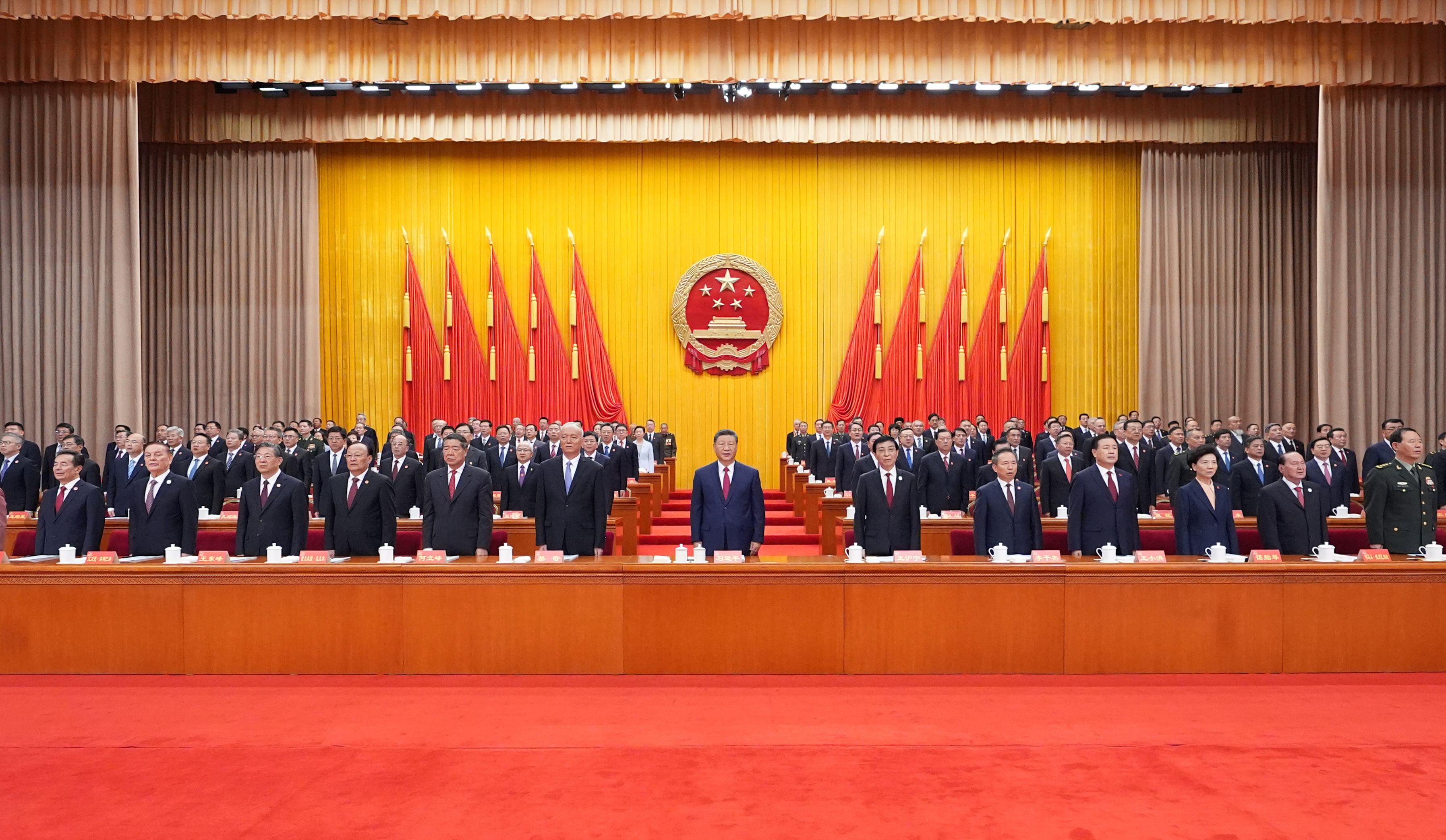 新疆维吾尔自治区成立70周年庆祝大会隆重举行 习近平出席大会